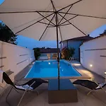 Idyllisches Mit Pool, Tischtennis, Sommerkueche, Privatparkplatz Crikvenica
