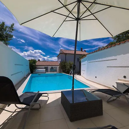 Idyllisches Mit Pool, Tischtennis, Sommerkueche, Privatparkplatz Crikvenica