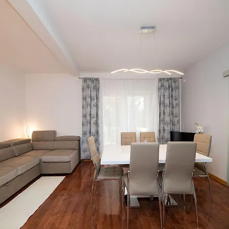 Idyllisches Mit Pool, Tischtennis, Sommerkueche, Privatparkplatz Crikvenica