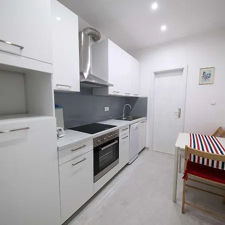 Idyllisches Mit Pool, Tischtennis, Sommerkueche, Privatparkplatz Apartman Crikvenica