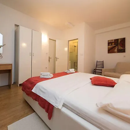 Idyllisches Mit Pool, Tischtennis, Sommerkueche, Privatparkplatz