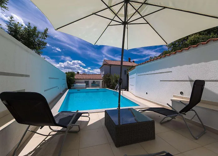 Idyllisches Mit Pool, Tischtennis, Sommerkueche, Privatparkplatz Crikvenica