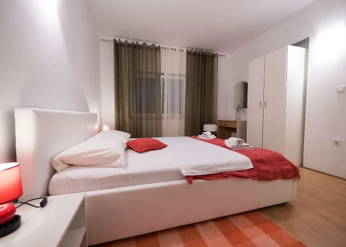 Idyllisches Mit Pool, Tischtennis, Sommerkueche, Privatparkplatz Apartman