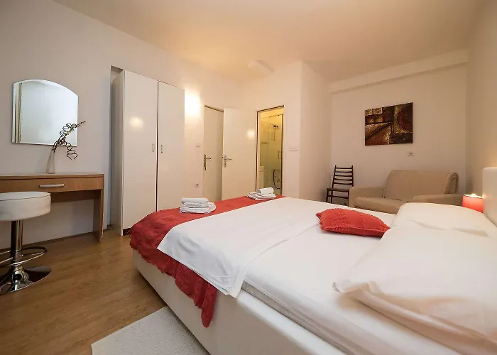 Idyllisches Mit Pool, Tischtennis, Sommerkueche, Privatparkplatz