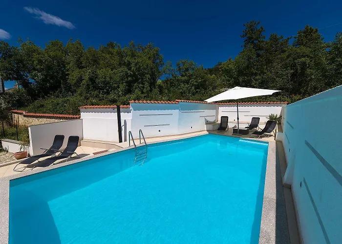 Idyllisches Mit Pool, Tischtennis, Sommerkueche, Privatparkplatz Crikvenica