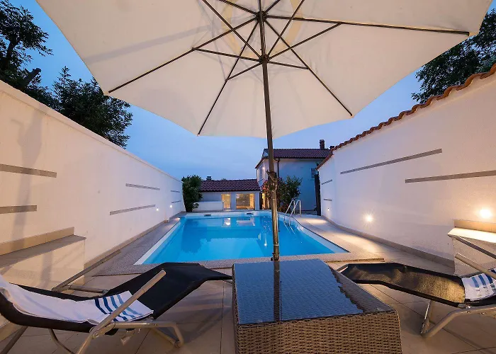 Idyllisches Mit Pool, Tischtennis, Sommerkueche, Privatparkplatz * Crikvenica