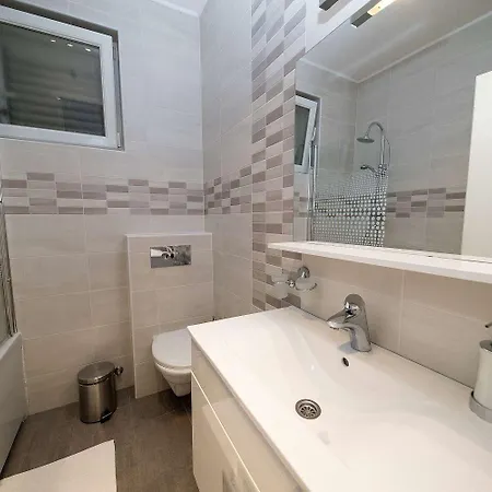 Idyllisches Mit Pool, Tischtennis, Sommerkueche, Privatparkplatz Apartman