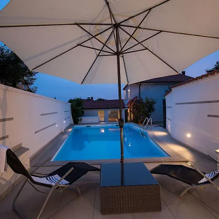Idyllisches Mit Pool, Tischtennis, Sommerkueche, Privatparkplatz Crikvenica