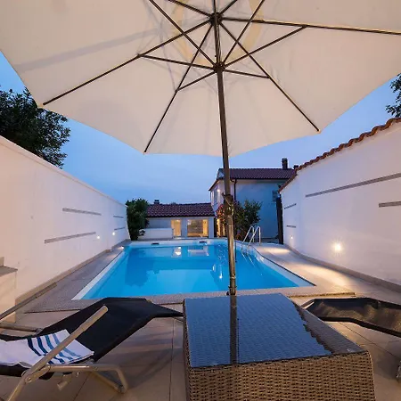 Idyllisches Mit Pool, Tischtennis, Sommerkueche, Privatparkplatz * Crikvenica