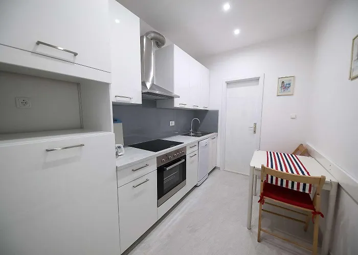 Idyllisches Mit Pool, Tischtennis, Sommerkueche, Privatparkplatz Lejlighed Crikvenica